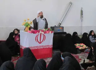 دشمن امروز به دنبال دو قطبی کردن جامعه و انحراف در مسیر اصلی انقلاب است