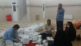 توزیع ۱۰۰ پرس غذا بین نیازمندان میبدی