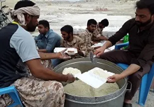 طبخ و توزیع 4هزار و 600 پرس غذای گرم در  راسک و سرباز