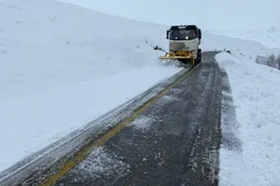 سطح تمام محورهای کوهستانی استان همدان مه آلود و لغزنده است