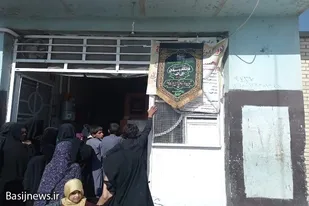 توزیع ١٠٠٠ قرص نان محلی بین خانواده های نیازمند و آسیب دیده از کرونا حاشیه شمالی شهر