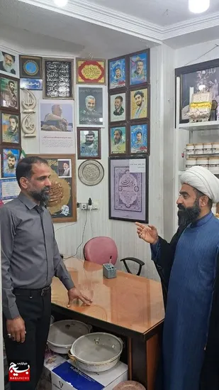 حضور حجت الاسلام آبادیان در محل کسب بسیجی جمی