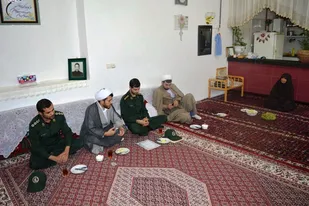 دیدار جمعی از بسیجیان قهاوند با مادر شهید &laquo;محمد بهرامی&raquo;