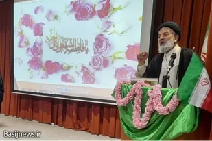 دشمن به دنبال القا فرهنگ غرب در جامعه ما است
