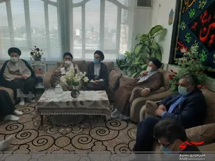دیدار جمعی از مسئولان استانی با خانواده شهید سید حسین موسوی