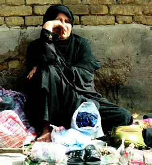 دولت دستفروشان را به حال خود رها کرده است