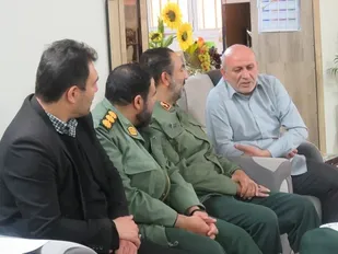 دیدار فرمانده سپاه روح الله استان مرکزی با خانواده دو تن از شهدا و جانبازان زرندی