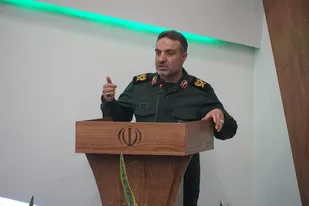 درست شبیه ایران نظامی که کسی جرات نمی&zwnj;کند به آن تجاوز کند، در اقتصاد هم البته به کمک مردم باید مقاوم شویم