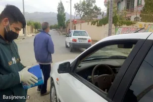 توزیع ماسک رایگان به نیابت از شهدا در ورودی روستای توانه