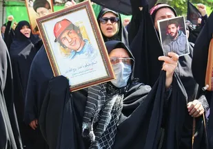 بانوان شرکت کننده در تجمع ضد اغتشاشات اخیر در بجنورد
آمده ایم بگوییم پای نظام و آرمان های شهدا می مانیم / توهین به مقدسات و چادر فاطمی را بر نمی تابیم