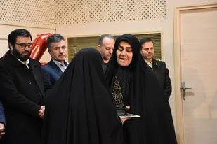 خبرنگار کُردتودی هدیه خود را در جشنواره رسانه&zwnj;ای ابوذر به خانواده شهید غلامرضا بامدی تقدیم کرد