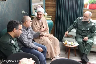 دیدار فرمانده و مسئول نمایندگی ولی فقیه در سپاه انصارالحسین(ع) با خانواده شهدا
