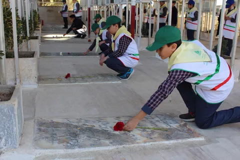 گلباران قبور مطهر شهدا توسط دانش‌آموزان در محلات