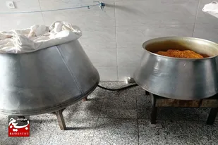 پخت و توزیع ۱۲۰۰ پرس غذا در موکب شهدای سرخه