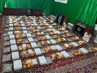 توزیع بسته های یلدایی بین افراد بی بضاعت