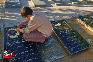 غبارروبی و گل آرایی مزار مطهر شهدا به همت خادمین &zwnj;الشهداء ملایر