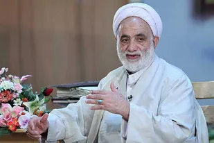 مشکلات امروز ناشی از بی&zwnj;توجهی به قرآن است/ در ادارات جایگاه مناسب برای اقامه نماز ایجاد شود