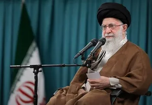 رهبر معظم انقلاب: &laquo;احترام به پرچم، سجده و دعای ورزشکاران پیروز&raquo; نماد ملت ایران هستند + تصاویر