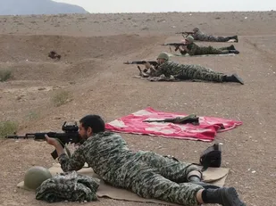 برگزاری میدان تیر روزانه سلاحهای سبک و تخصصی برای بسیجیان گردان ۱۰۶امام حسین(علیه السلام)