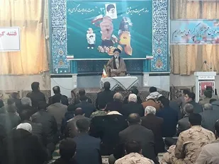 دشمن می خواهد دین را از ما بگیرد/همه با هم مشتی بر دهان دشمن می زنیم