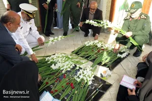 گلزار شهدای بوشهر به مناسبت هفته بسیج گل&zwnj;گذاری شد