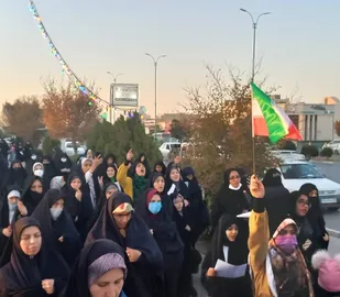 پیاده رویی بسیجیان حوزه زینبیه در اولین روز از هفته بسیج