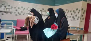 قدردانی از زحمات کادر درمان و اهدای گل به بانوان بستری در بخش زایشگاه