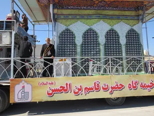 استقبال مردم دلوار از دو ضریح خیمه&zwnj; گاه اهل بیت علیهم السلام