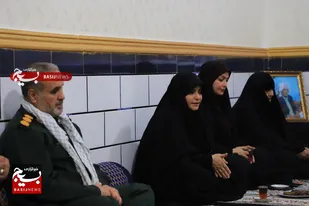 دیدار سحر امامی و مسئولان دشت آزادگان با خانواده شهید درچال مزرعه پدر ۸ شهید دفاع مقدس