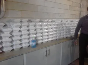 تهیه و توزیع ۳۰۰ پرس غذای گرم در روستای قاسم آباد بسطام+ تصاویر