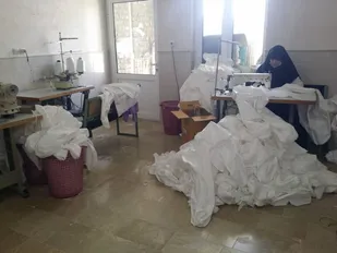 تولید ماسک و گان و فعالیت داوطلبانه در بیمارستان کامکار، تنها گوشه اي از اقدامات خواهران جهادگر