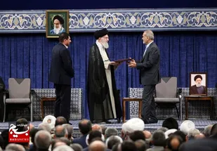رهبر معظم انقلاب اسلامی با تنفیذ رأی ملت ایران مسعود پزشکیان را به عنوان ریاست جمهوری اسلامی ایران منصوب کردند