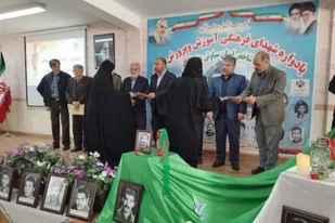 معلمان فرهنگ دفاع مقدس را به دانش آموزان بیاموزند