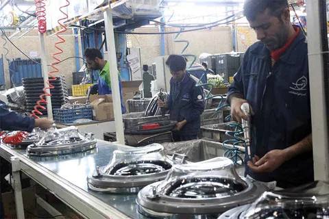 دوربین خبرگزاری بسیج در خط تولید ماشین لباسشویی کارخانجات لوازم خانگی اسنوا