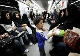 دولت برای دستفروشان مکان ثابت و امنیت شغلی ایجاد کند