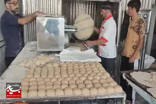 پخت ۳ هزار نان صلواتی در روستای تکه نهاوند برای زوار اربعین به نیت شهدا