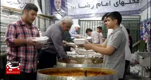 ادای نذری زیبا از اهالی فارس در جوار مضجع نورانی امام رضا(ع)/برای ادای نذر خود بیش از هزار کیلومتر راه را طی می&zwnj;کنند + فیلم