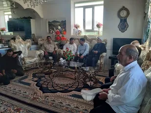 باید راه شهدا را که پیروی از ولی فقیه، دفاع از انقلاب وکشور و ایستادگی در مقابل ابرقدرتها بود رابا قوت ادامه دهیم.