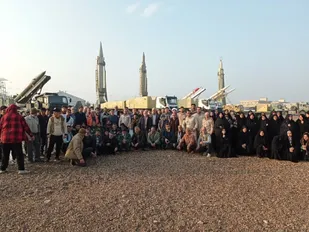 بازدید زائرین آزادشهری در سفر راهیان نور جنوب از نمایشگاه هوافضای شهید حبیب اللهی اهواز