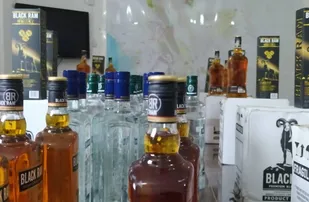 کشف۶۹۳ بطری مشروبات الکلی و ۳ کیلوگرم مواد مخدر شیشه در میناب
