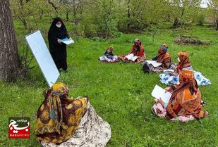 معلمی که کلاس&zwnj;های جبرانی دانش&zwnj;آموزان را در مسجد روستا برپا می&zwnj;کند