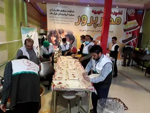 توزیع 1000 پرس غذای نذری در مراکز نگهداری سالمندان و کودکان بی&zwnj;سرپرست