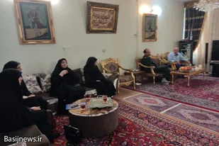 دیدار جمعی از مسئولین سپاه و بسیجیان ملایر با خانواده شهیده زهره&zwnj;وندی
