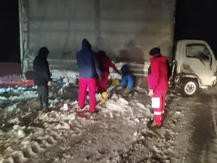 رهاسازی بیش از ۴۵۰ خودرو گرفتار در برف و کولاک توسط هلال احمر قزوین در ۲۴ ساعت گذشته