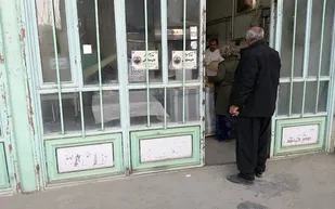 نذر نان به یاد سردار دل&zwnj;ها/ مردم مهمان شهید سلیمانی شدند