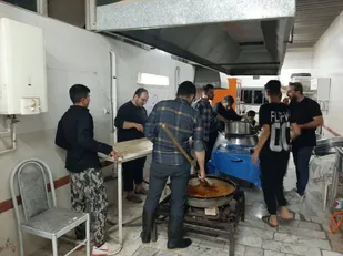 طبخ 1 هزار پرس غذای گرم جهت توزیع در مناطق کم برخوردار و محروم شهرستان خرمدره