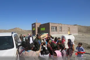 توزیع لوازم التحریر بین دانش آموزان فنوجی