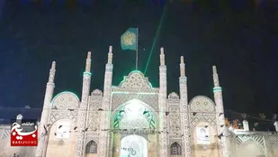 تعویض پرچم سیاه و اهتزاز پرچم سبز حرم امامزاده حسین(ع) قزوین+تصاویر&nbsp;