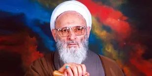 اقامه نماز بر پیکر علامه حسن&zwnj;زاده آملی توسط مقام معظم رهبری