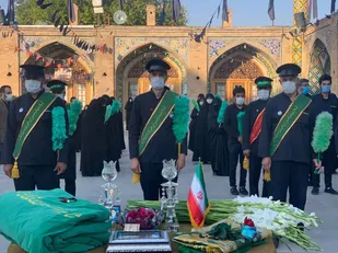 تعویض پرچم سیاه و اهتزاز پرچم سبز حرم امامزاده حسین(ع) قزوین